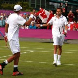 Daniel Nestor et Vasek Pospisil (de dos) aux Jeux olympiques de Londres en 2012