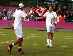 Daniel Nestor et Vasek Pospisil (de dos) aux Jeux olympiques de Londres en 2012