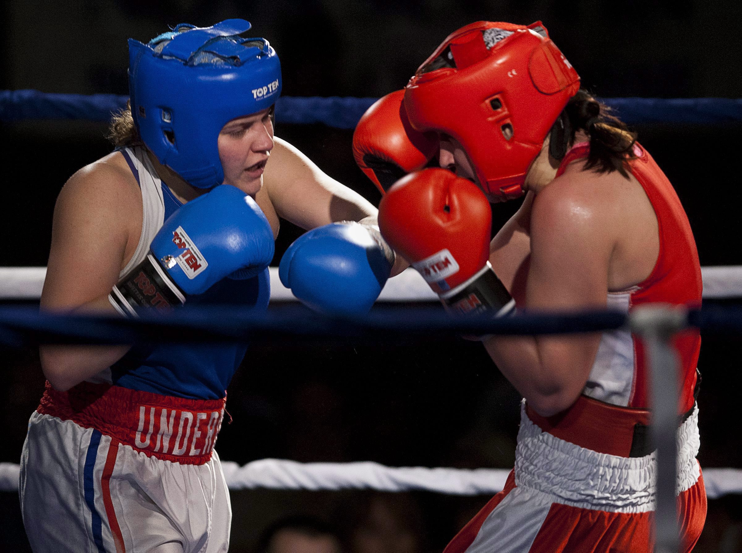 Mary Spencer, en rouge, et Ariane Fortin, en bleu, lors lors des Championnats canadiens de boxe, le 13 janvier, 2012. Photo: THE CANADIAN PRESS/Andrew Vaughan