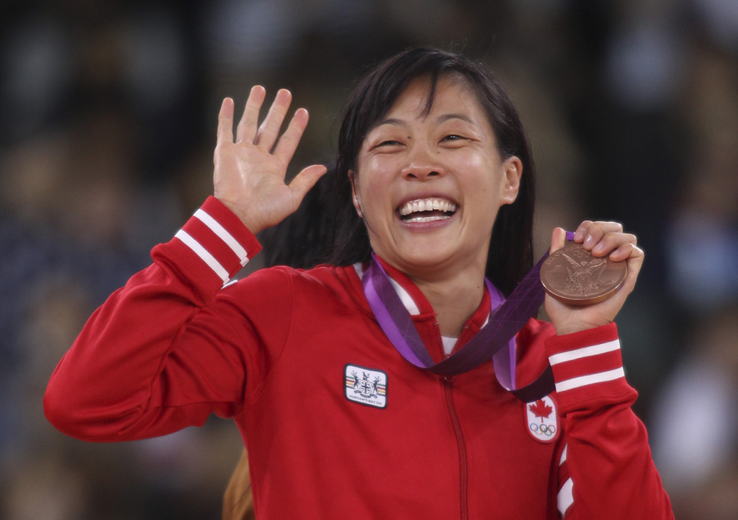 Carol Huynh recevant sa médaille de bronze chez les 48 kg à Londres le 8 août 2012. Photo : THE CANADIAN PRESS/HO, COC - Mike Ridewood