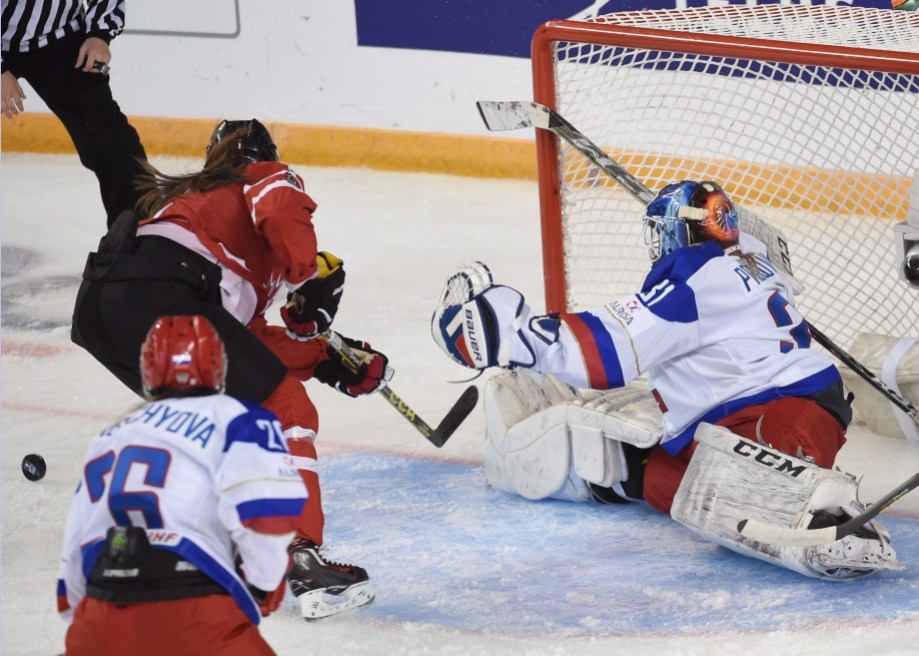 HKW Women World Hockey 20160329 Rebecca Johnston, en rouge,essaie de tirer avantage d'un rebond devant la gardienne russe Ana Prugova (31) en première période du match Canada-Russie au Mondial de hockey féminin, le 29 mars 2016. THE CANADIAN PRESS/Ryan Remiorz