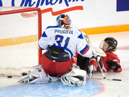 Jennifer Wakefield, Anna Prugova Jennifer Wakefield marque le deuxième but du Canada contre la Russie au Mondial de hockey féminin le 29 mars 2016. THE CANADIAN PRESS/Ryan Remiorz