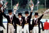 De gauche à droite, Gina Smith, Cindy Ishoy, Ashley Nicoll et Eva-Maria Pracht du Canada célèbrent leur médailles de bronze à l'épreuve du dressage aux Jeux olympiques de Séoul de 1988. (PC Photo/AOC)