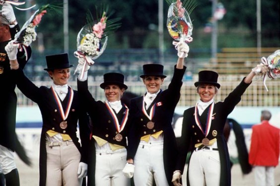 Smith, Gina | Ishoy, Cindy | Nicoll, Ashley | Pracht, Eva-Maria De gauche à droite, Gina Smith, Cindy Ishoy, Ashley Nicoll et Eva-Maria Pracht du Canada célèbrent leur médailles de bronze à l'épreuve du dressage aux Jeux olympiques de Séoul de 1988. (PC Photo/AOC)