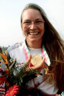 Linda Thom du Canada célèbre après avoir remporté une médaille d'or au tir aux Jeux olympiques de Los Angeles de 1984. (Photo PC/AOC)