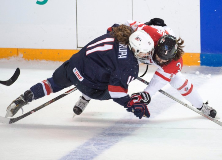 Jocelyn Larocque, Haley Skarupa Jocelyn Larocque (3) effectue une mise en echec sur Haley Skarupa des États-Unis lors de la première période en finale de Mondial de hockey féminin, à Kamloops, le 4 avril 2016. THE CANADIAN PRESS/Ryan Remiorz
