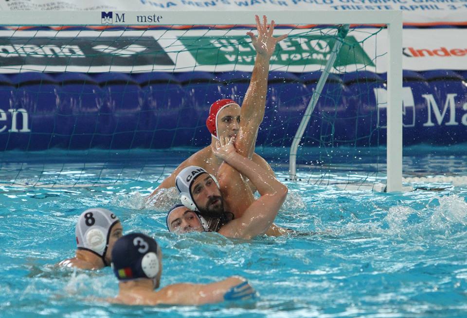 L'équipe canadienne masculine de water-polo lors du tournoi de qualification olympique disputé à Trieste, en Italie, le 5 avril 2016.(Photo : Claudio Micali pour Water Polo Canada)