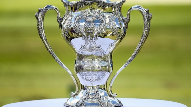 Trophée remis au vainqueur lors des Jeux olympiques de 1904. On peut y voir le nom de George Lyon au centre. (Photo : The Golf Network)