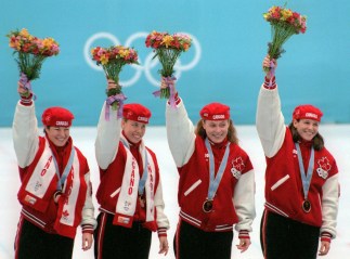 Annie Perreault (à gauche) et ses coéquipières Tania Vincent, Christine Boudrias et Isabelle Charest à la cérémonie des médailles des Jeux olympiques de Nagano où elles ont raflé le bronze.