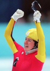 Annie Perreault célèbre sa victoire au 500 m féminin aux Jeux olympiques de Nagano en 1998.