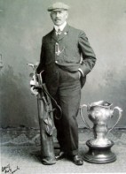 George Lyon pose avec le trophée du vainqueur des Jeux olympiques de 1904. (Photo: Lambton Golf and Country Club)