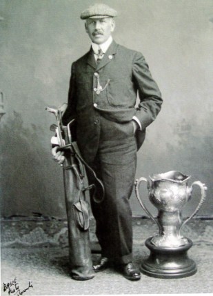 JS_Lyon1 George Lyon pose avec le trophée du vainqueur des Jeux olympiques de 1904. (Photo: Lambton Golf and Country Club)
