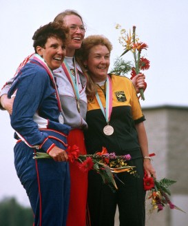 Linda Thom entourée de Ruby E. Fox (à gauche) et de Patricia Dench (à droite) à la remise des médailles de l'épreuve du tir aux Jeux olympiques de Los Angeles de 1984. (Photo PC/AOC)