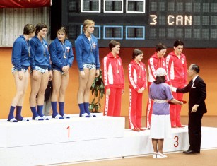 Robin Corsiglia (troisième à partir de la droite) célèbre après avoir remporté la médaille de bronze aux au relais féminin des Jeux olympiques de Montréal de 1976. (Photo PC/AOC)