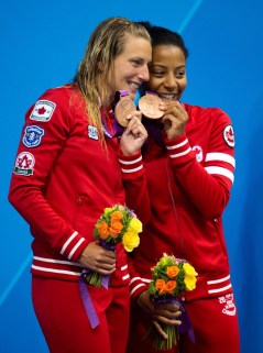 Emilie Heymans et Jennifer Abel célèbrent leur médaille de bronze à Londres. 29 juillet 2012. THE CANADIAN PRESS/Sean Kilpatrick
