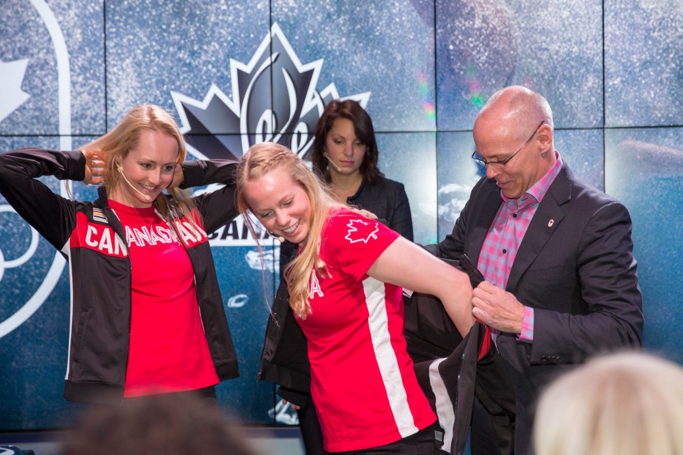 Jacqueline Simoneau et Karine Thomas enfilent leurs vestes lors du dévoilement de l'équipe de nage synchronisée qui représentera le pays à Rio 2016.