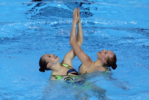 Jacqueline Simoneau et Karine Thomas pendant leur routine libre qui leur aura valu l'or aux Jeux panaméricains de 2015. (AP Photo/Rebecca Blackwell)