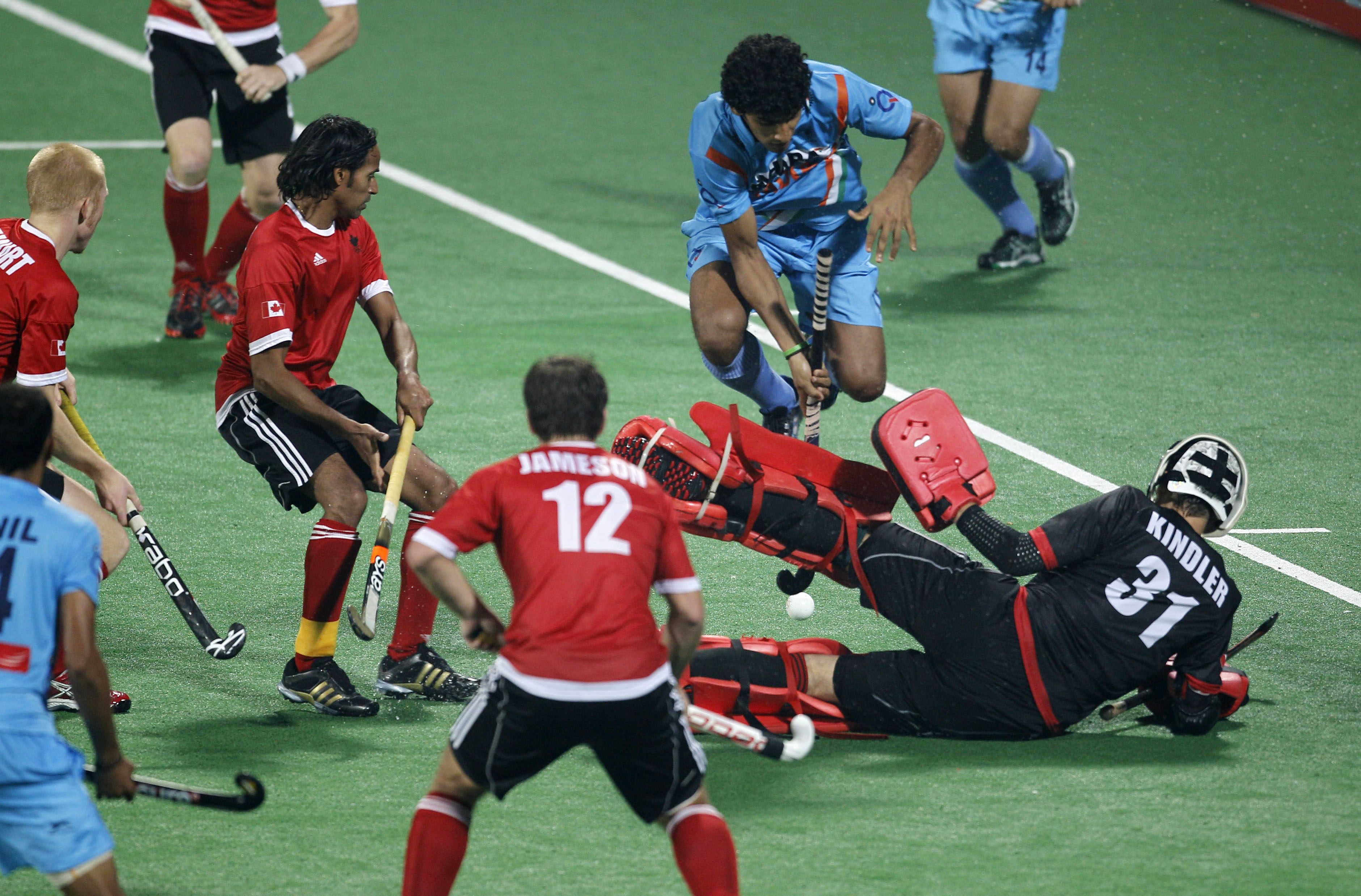 Antoni Kindler, dans les buts, lors d'un match de qualification olympique en 2012. (AP Photo/Saurabh Das)