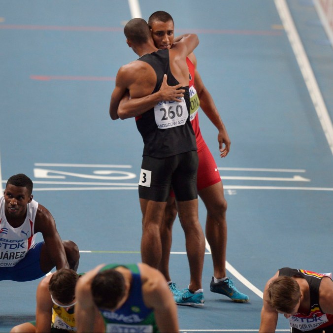 Russia Athletics Worlds Damian Warner et Ashton Eaton se font une accolade aux Mondiaux d'athlétisme de 2013, le 11 août 2013 à Moscou. (AP Photo/Martin Meissner)
