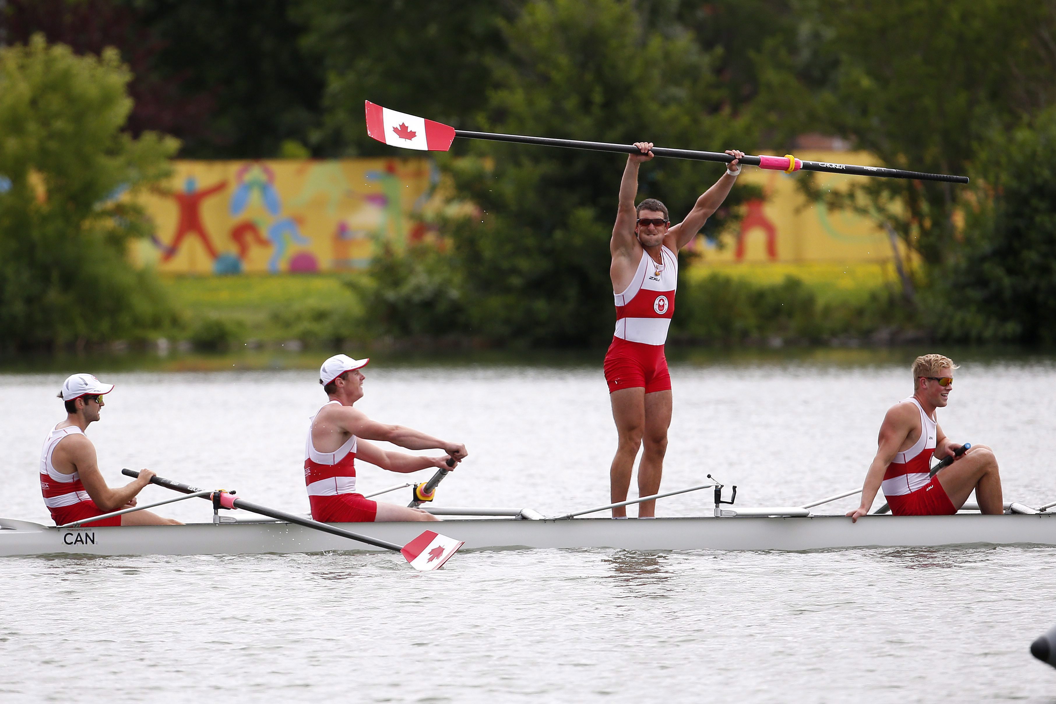 Le Canadien Julien Bahain, au centre, célébrant après la victoire du huit de pointe masculin de son équipe aux Jeux panaméricains 2015 avec Mike Evans, Will Dean, Martin Barakso et Tim Schrijver. (AP Photo/Julio Cortez)