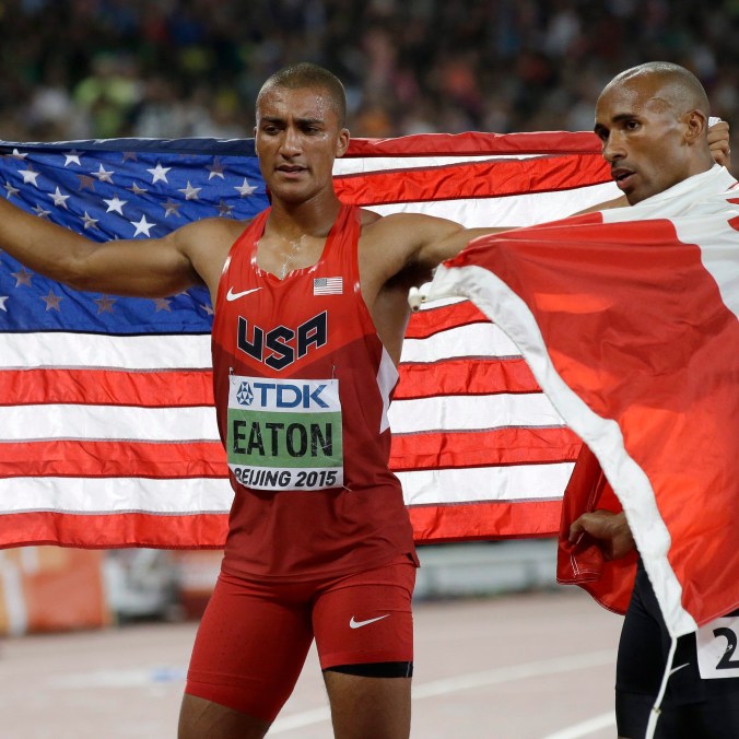 China Athletics Worlds Damian Warner (à droite) en compagnie de l'Américain Ashton Eaton lors du tour d'honneur aux Mondiaux d'athlétisme, le 29 août 2015 à Beijing.(AP Photo/Kin Cheung)