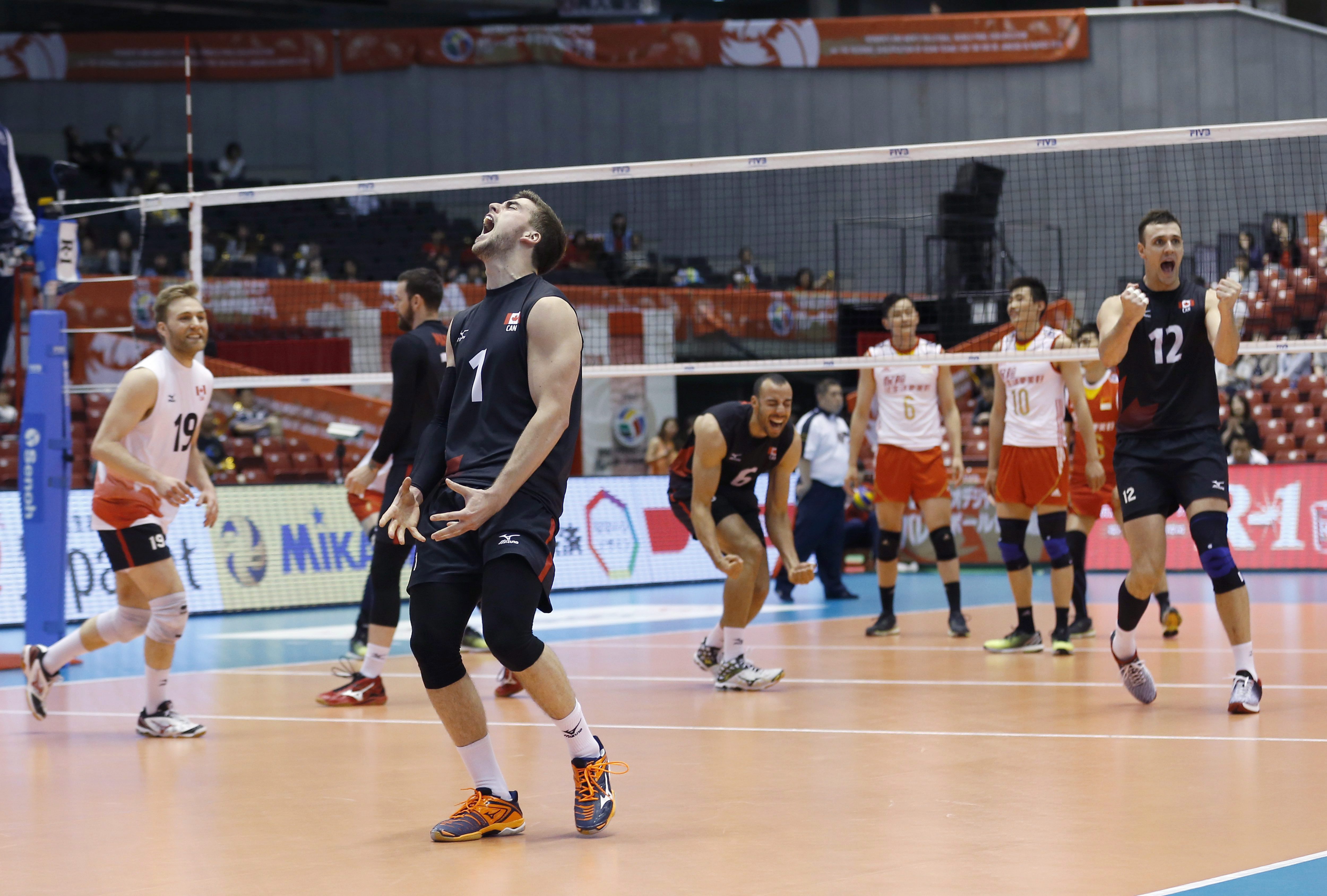 Tyler Sanders (1), Cameron Bann (19), Gavin Schmitt (12), Justin Duff (6) qui célèbrent après leur victoire contre la Chine au tournoi de qualification olympique de Tokyo, 5 juin 2016. (AP Photo/Shizuo Kambayashi)
