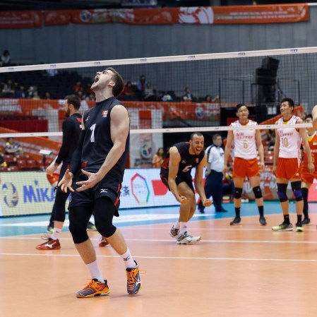 Tyler Sanders, Gavin Schmitt Tyler Sanders (1), Cameron Bann (19), Gavin Schmitt (12), Justin Duff (6) qui célèbrent après leur victoire contre la Chine au tournoi de qualification olympique de Tokyo, 5 juin 2016. (AP Photo/Shizuo Kambayashi)