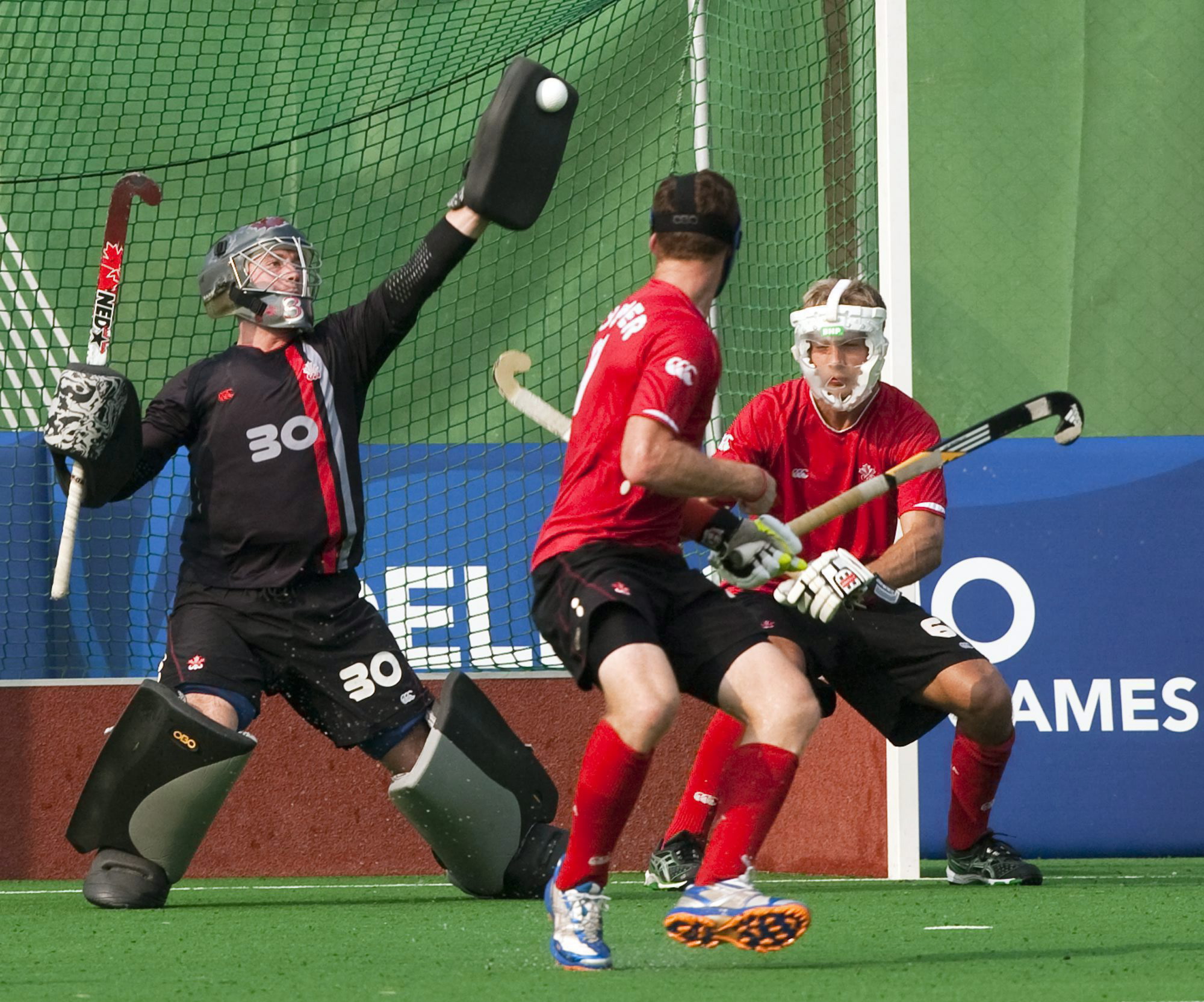 Le gardien de but David Carter en action avec ses défenseurs Scott Tupper et Jesse Watson (à droite) aux Jeux du Commonwealth en 2010.THE CANADIAN PRESS/Ryan Remiorz