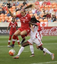 Shelina Zadorsky (gauche), Khadidra Debesette (droite), Canada c. Trinité-et-Tobago le 14 février 2016, lors du tournoi de qualification olympique de la CONCACAF, le 14 février 2016.