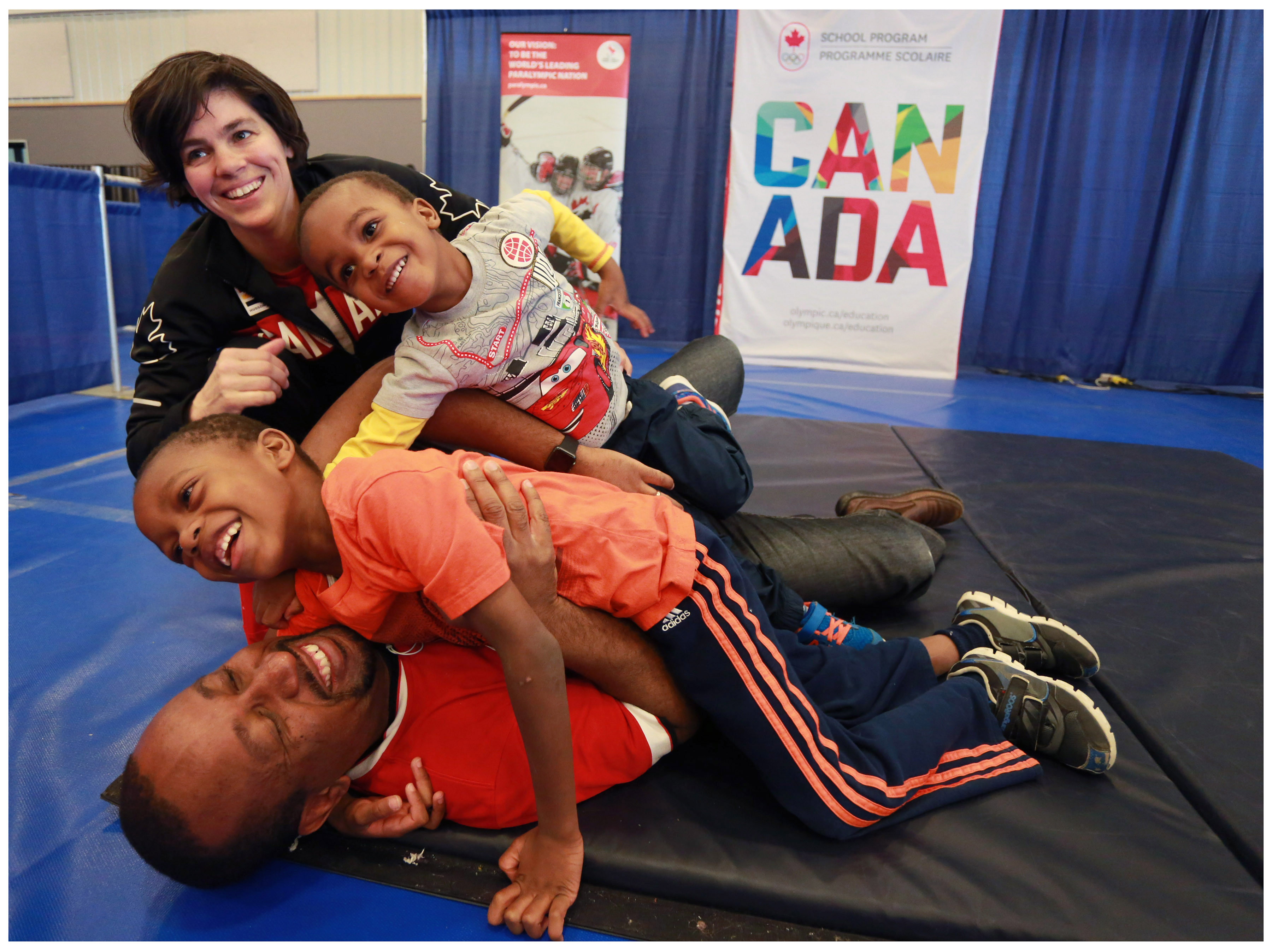 L'olympienne Martine Dugrenier s'est amusée à lutter avec les familles présentes au SportFest de St.-John's, le 4 juin 2016.