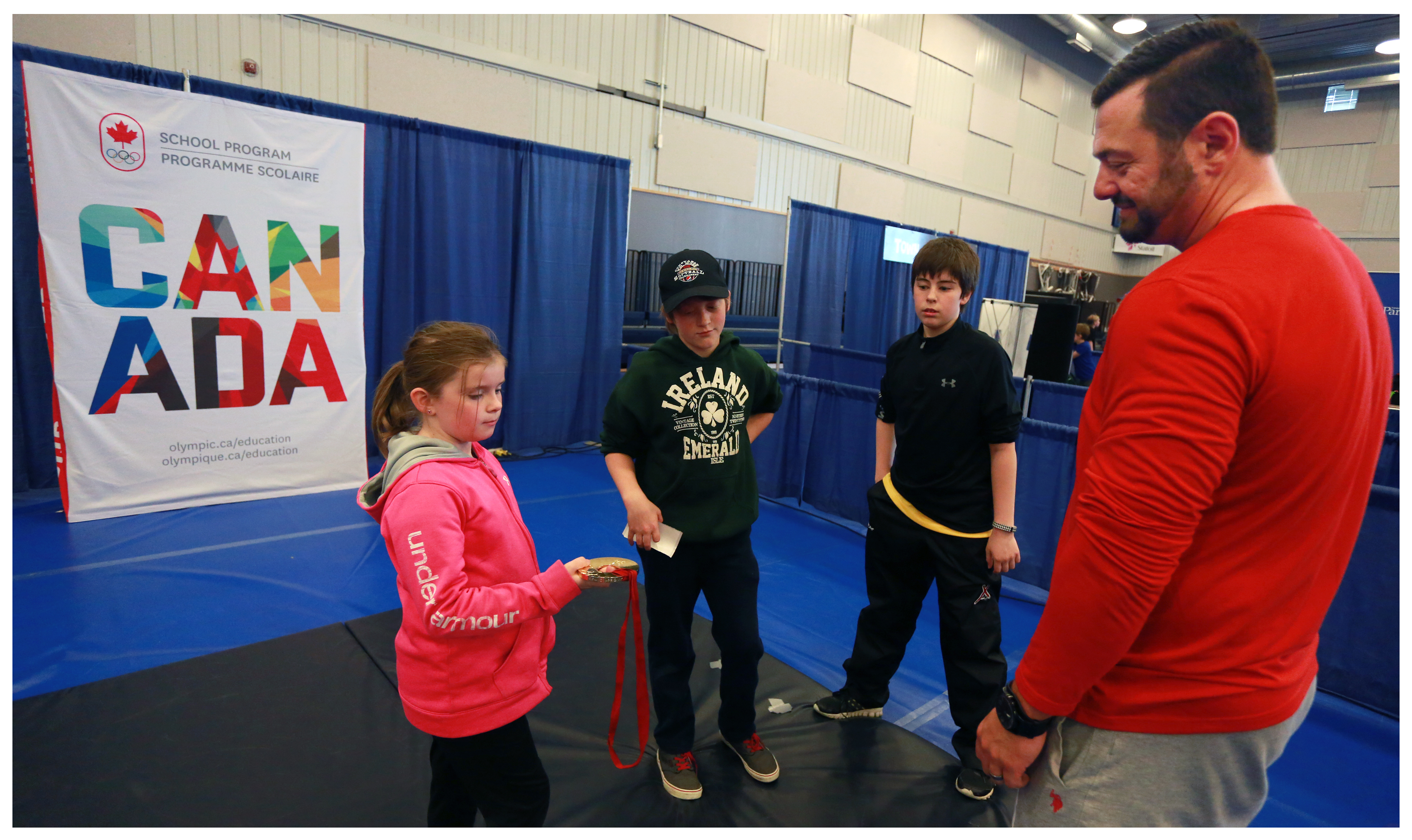 Le médaillé d'or olympique Jamie Korab a apporté sa médaille des Jeux de Turin 2006 au grand plaisir des jeunes présents au SportFest de St.-John's, le 4 juin 2016.