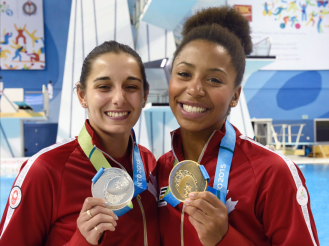 Pamela Ware (gauche) et Jennifer Abel avec leur médaille d'argent et d'or au tremplin de 3 m des Jeux panaméricains de Toronto, le 12 juillet 2015.