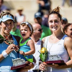 Gabriela Dabrowski et sa coéquipière Maria José Martinez Sanchez savourent leur titre en double à l'Open de Mallorca, en Espagne, 2016.