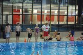Les membres de l'équipe nationale de nage synchronisée se sont amusées avec les jeunes lors de la Journée olympique de Montréal, au stade olympique, le 10 juin 2016.