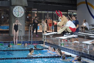 L'olympienne Geneviève Saumur a montré aux jeunes présents les rudiments de la natation de haut niveau lors de la Journée olympique de Montréal, au stade olympique, le 10 juin 2016.