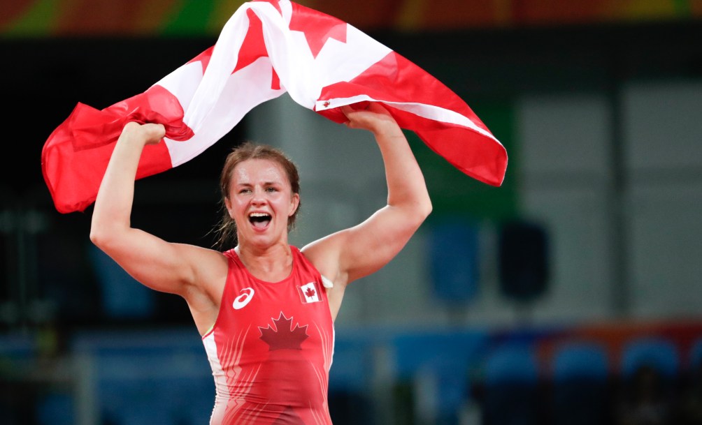 Erica Wiebe montre le drapeau canadien en célébrant sa médaille d'or à Rio