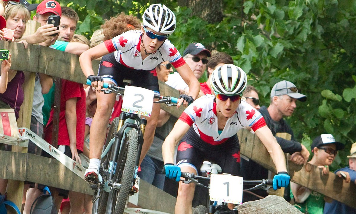 Deux cycliste de vélo de montagne en compétition