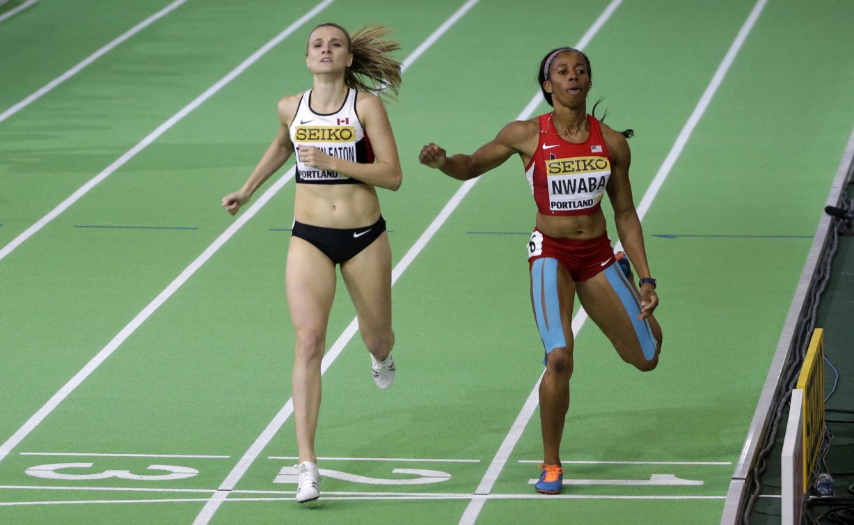 Brianne Theisen-Eaton devance Barbara Nwaba au fil d'arrivée pour remporter le 800 m du pentathlon, aux Mondiaux d'athlétisme en salle, le 18 mars 2016. (AP Photo/Rick Bowmer)