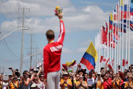 APTOPIX Canada Pan Am Games Cycling Houle sur le podium avec sa médaille d’or devant les partisans canadiens à Toronto 2015. (AP Photo/Felipe Dana)