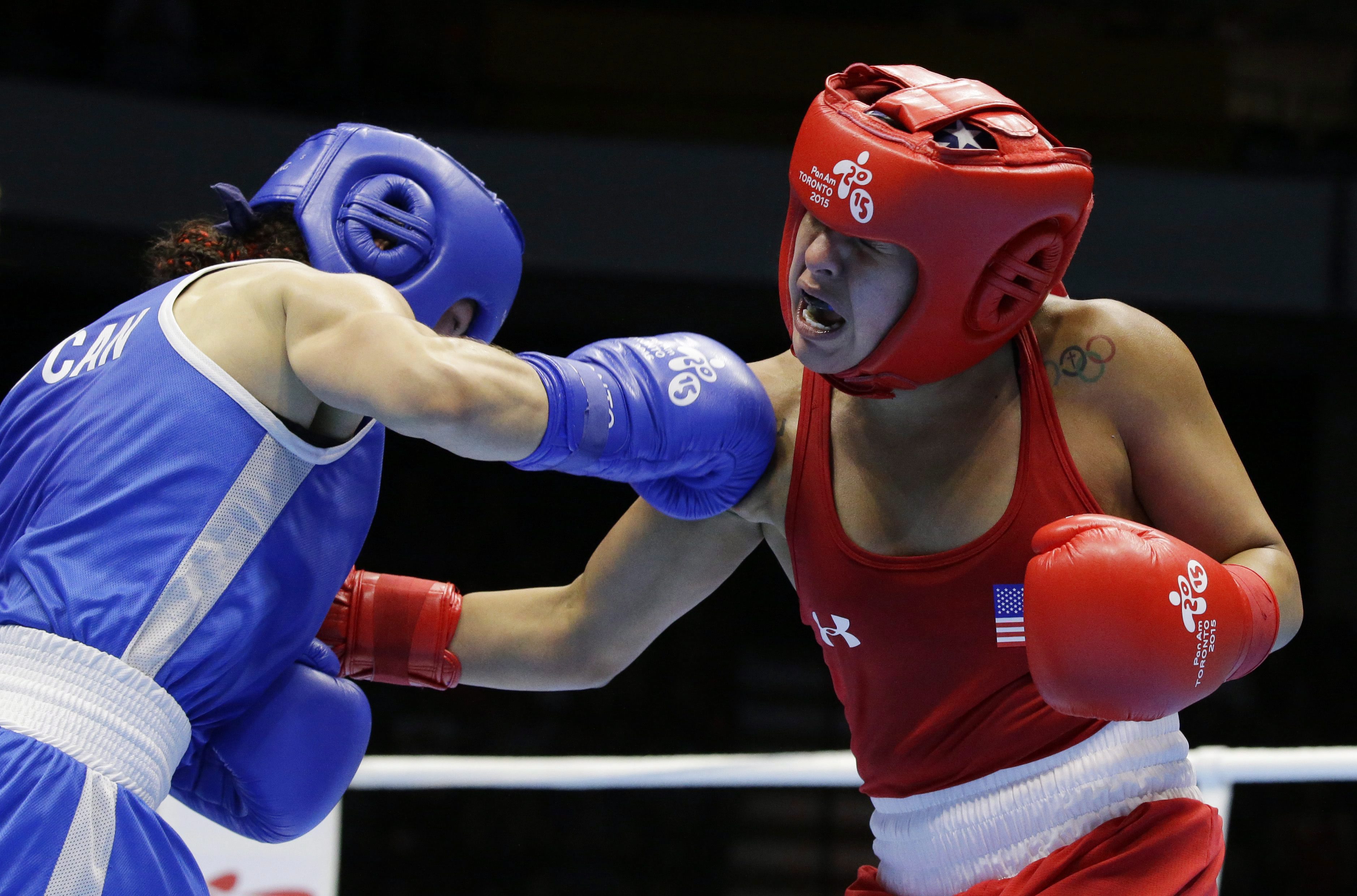 Mandy Bujold (gauche – bleu) et Marlin Esparza lors de la finale aux Jeux panaméricains de Toronto, 2015. (AP Photo/Rebecca Blackwell)