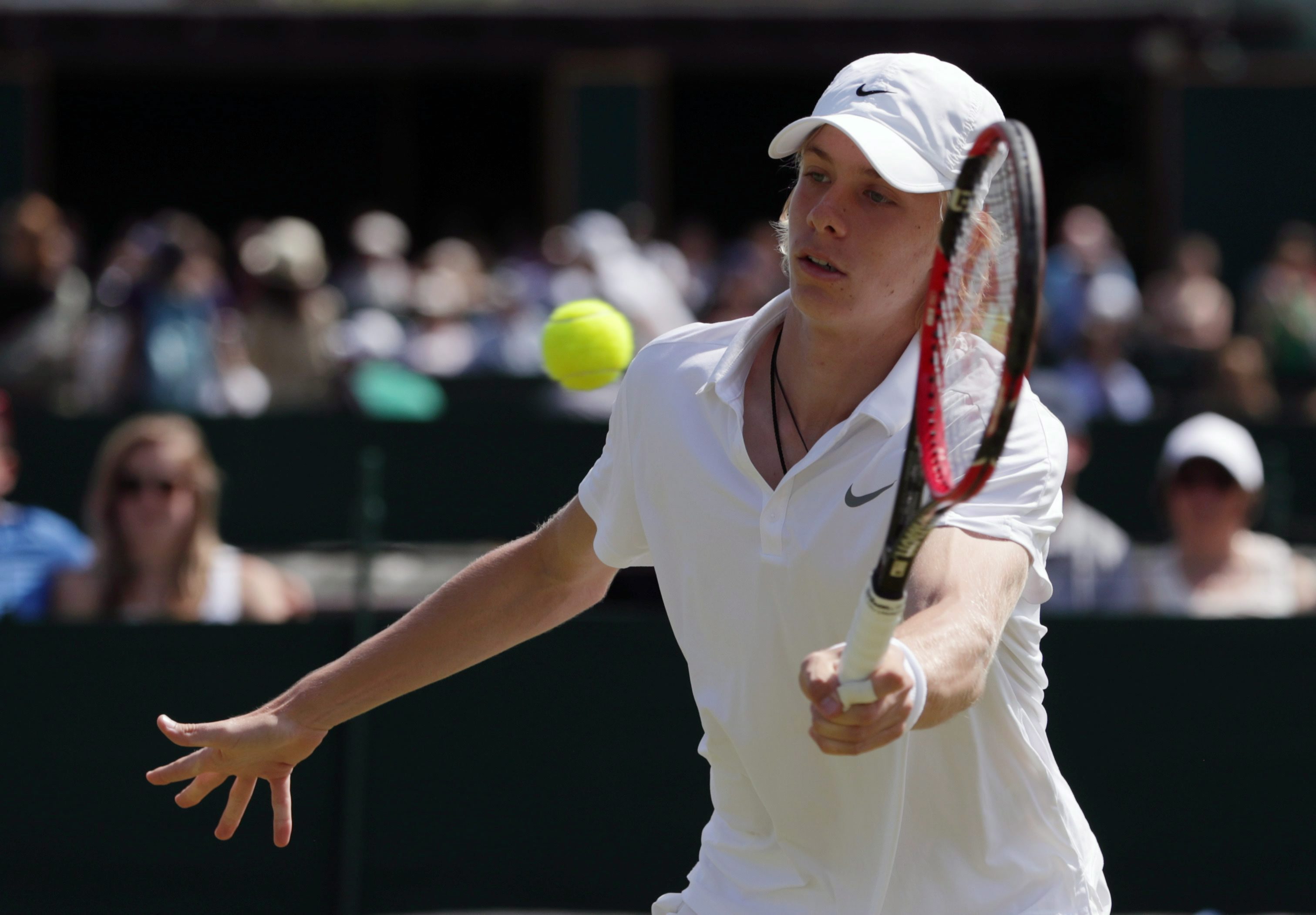 Denis Shapovalov retourne la balle du Coréen Yunseong Chung lors d’un match du Grand Chelem de Wimbledon, 2016. (AP Photo/Tim Ireland)