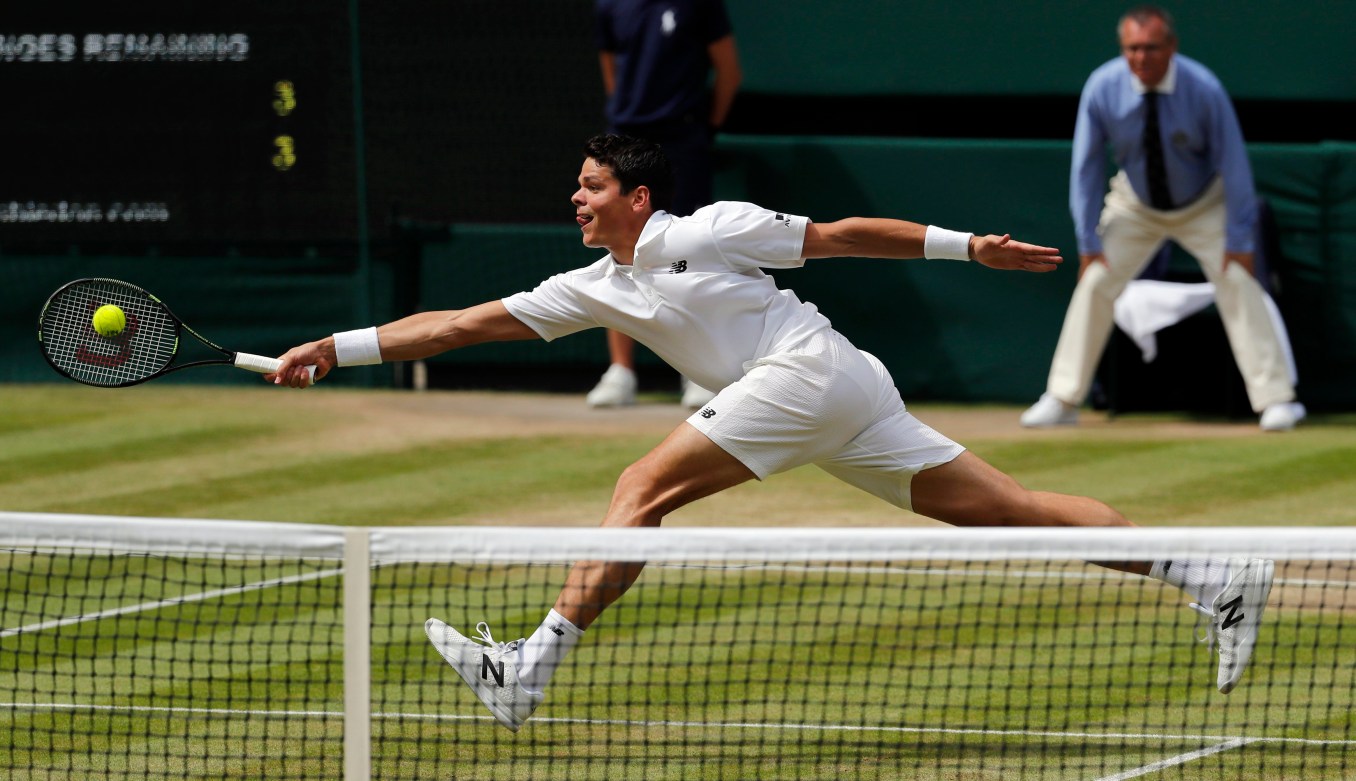 Britain Wimbledon Tennis Milos Raonic retourne la balle d’Andy Murray lors de la finale du Grand Chelem à Wimbledon à Londres, 10 juillet 2016. (AP Photo/Ben Curtis)