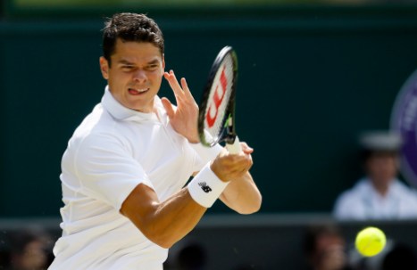 Britain Wimbledon Tennis Milos Raonic retourne la balle d’Andy Murray lors de la finale du Grand Chelem à Wimbledon à Londres, 10 juillet 2016. (AP Photo/Kirsty Wigglesworth)