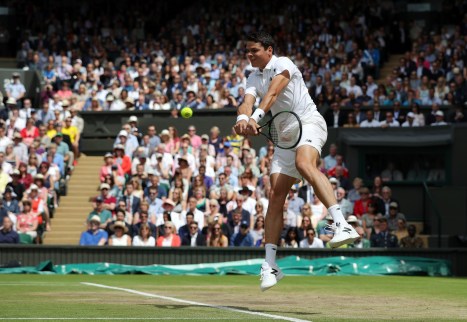 Britain Wimbledon Tennis Milos Raonic retourne la balle d’Andy Murray lors de la finale du Grand Chelem à Wimbledon à Londres, 10 juillet 2016. (Andy Couldridge/Pool Photo via AP)