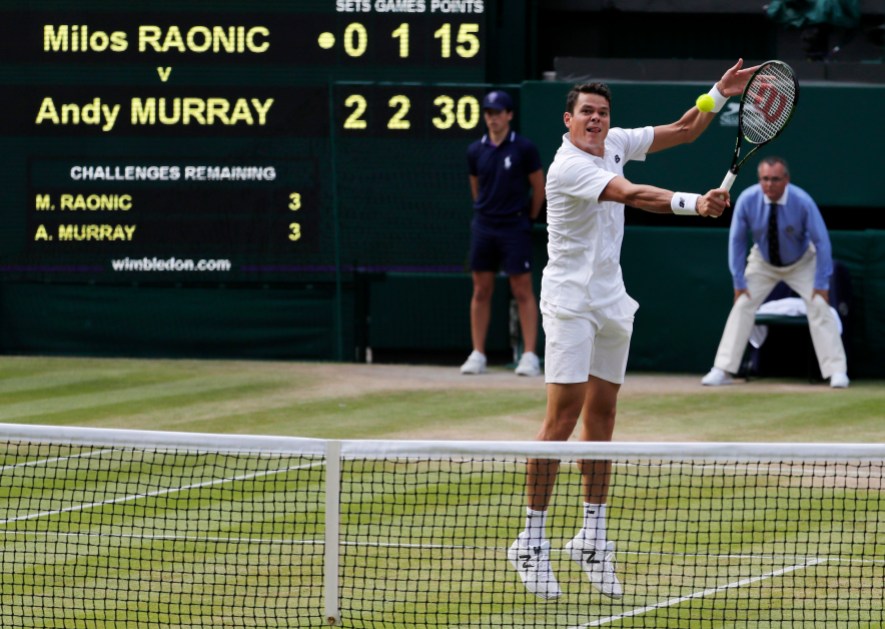 Britain Wimbledon Tennis Milos Raonic retourne la balle d’Andy Murray lors de la finale du Grand Chelem à Wimbledon à Londres, 10 juillet 2016. (AP Photo/Ben Curtis)
