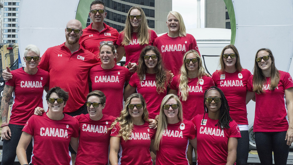 L’équipe canadienne de rugby devant le signe de « Toronto » au Nathan Phillips Square, le 26 juillets 2016. (Tavia Bakowski/COC)