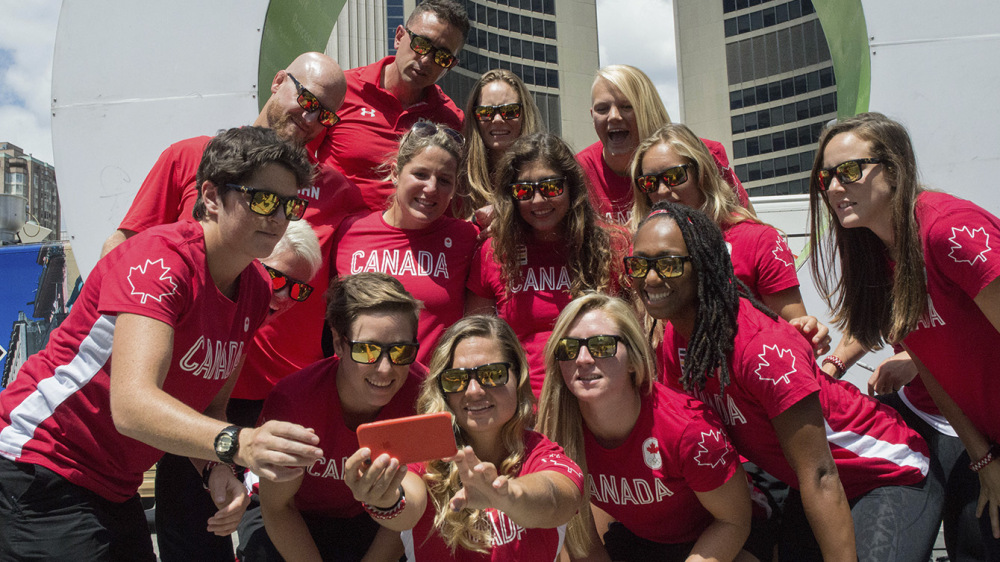 L’équipe canadienne de rugby devant le signe de « Toronto » au Nathan Phillips Square, le 26 juillets 2016. (Tavia Bakowski/COC)