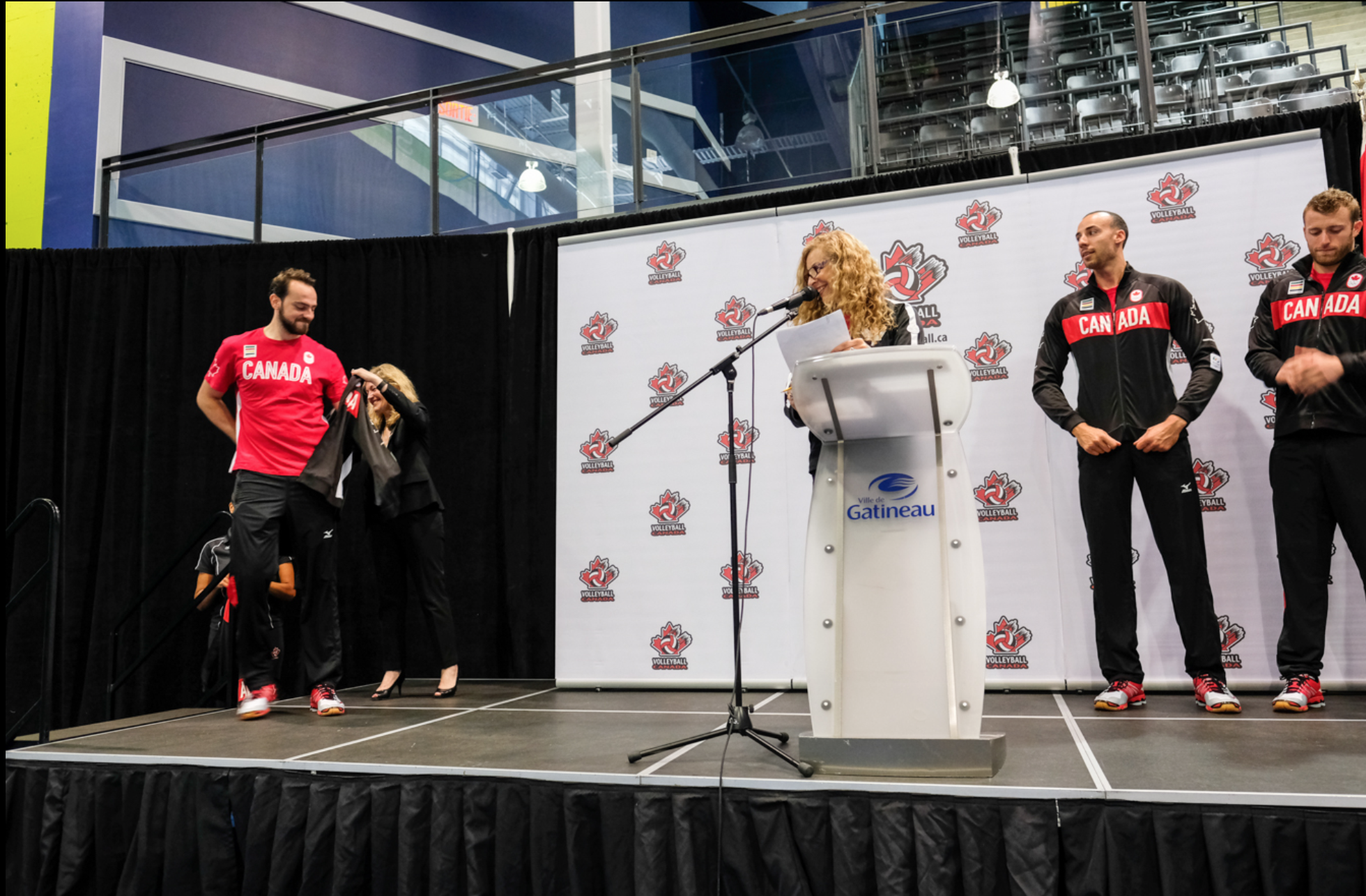 Nick Hoag reçoit sa veste d'équipe le 22 juillet 2016, à Gatineau. (Thomas Skrlj/COC)