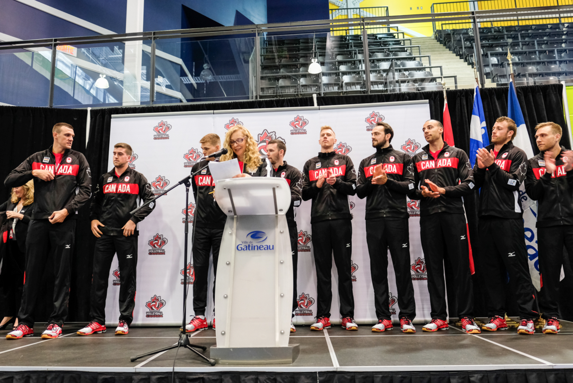 Gavin Schmitt reçoit sa veste d'équipe le 22 juillet 2016, à Gatineau. (Thomas Skrlj/COC)