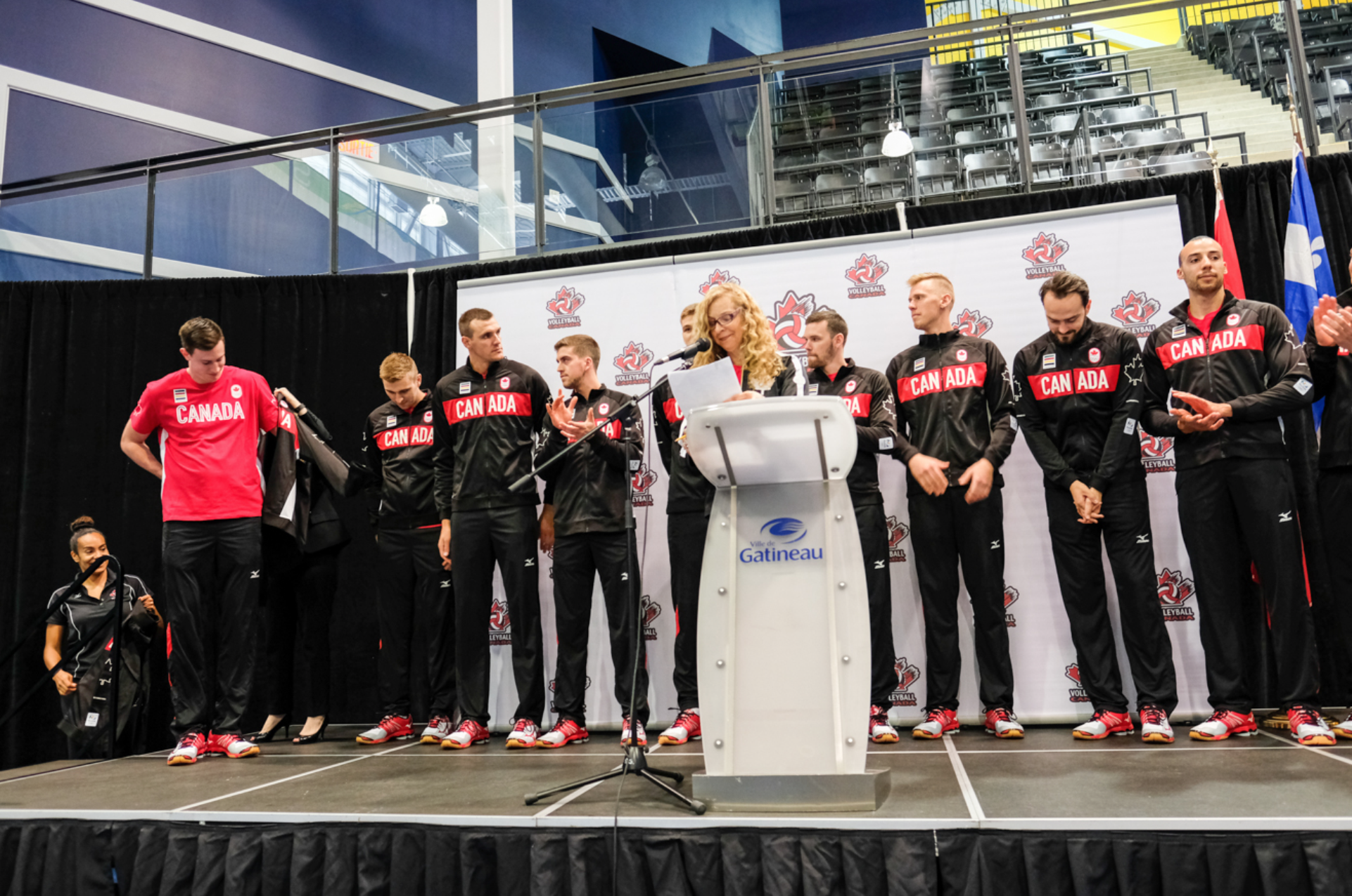 Graham Vigrass reçoit sa veste d'équipe le 22 juillet 2016, à Gatineau. (Thomas Skrlj/COC)